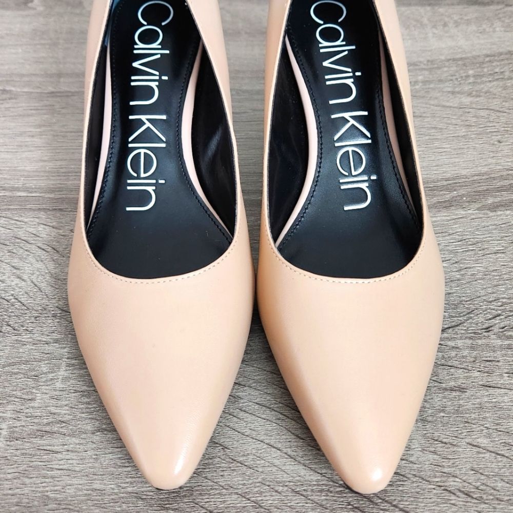Calvin Klein Nita Pointed Toe Pump Nude Beige Leather 7,5 Block Heel Gold Detail - Picture 2 of 6